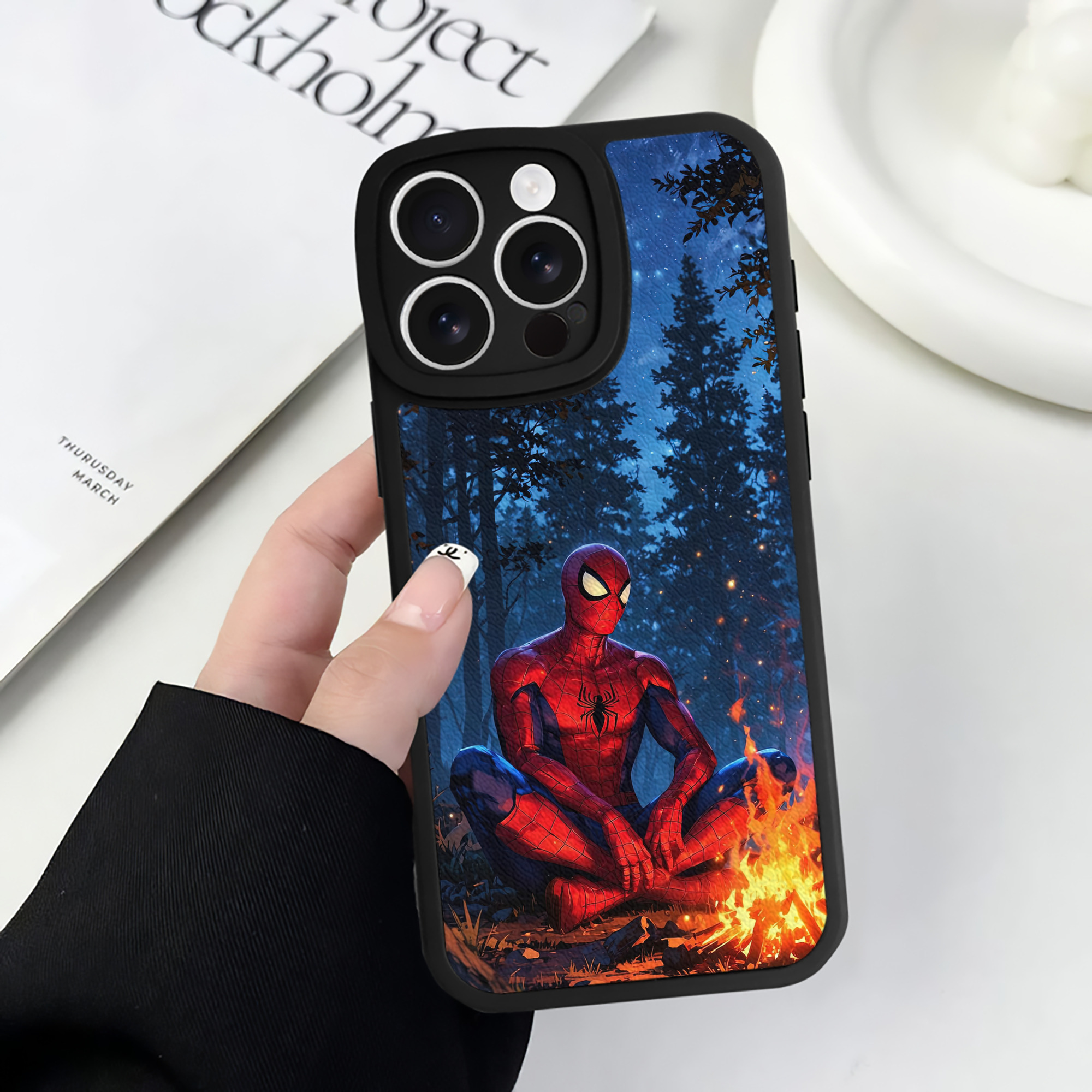Spider Man スパイダーマン 【iPhone 16シリーズ対応】シリコンスマホケース（レザー調） 材質：シリコン